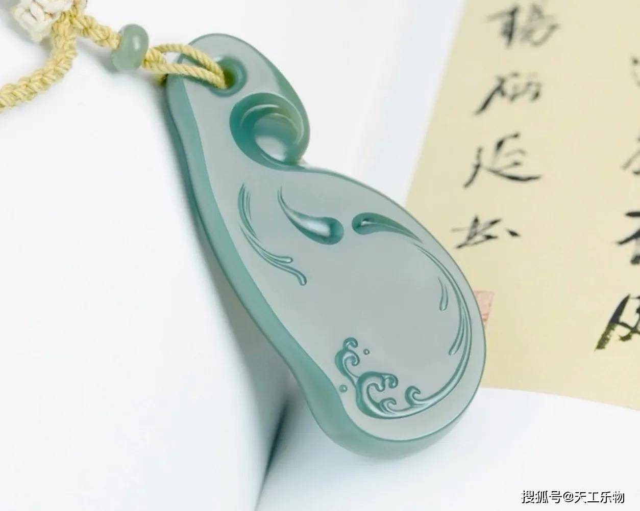 和田玉的细度顶点！沙枣青籽料浮雕“将进酒”！