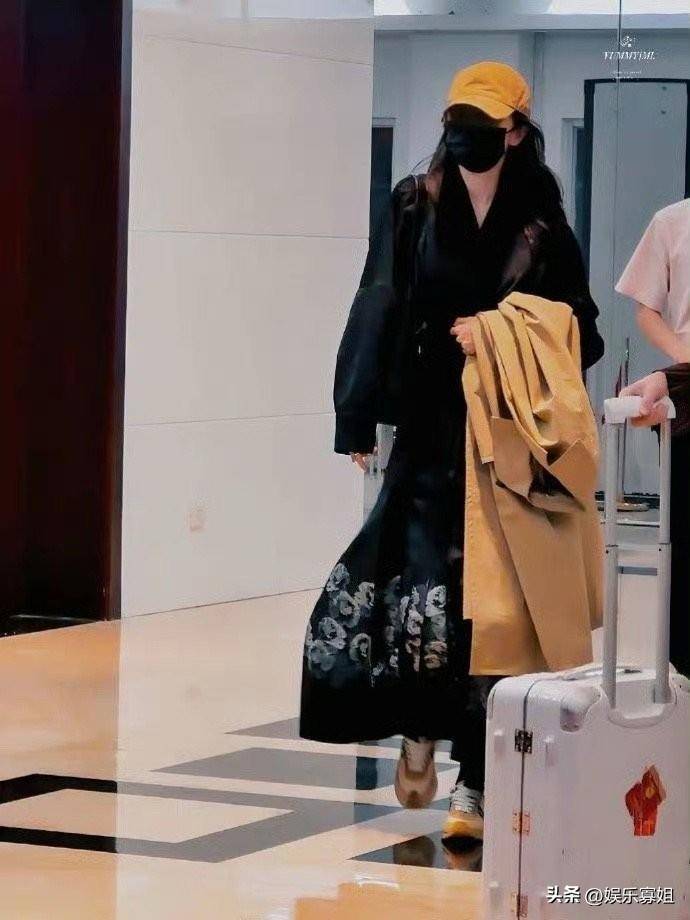 很好","明星应该多穿多宣传,支持走红毯古装秀","每天都穿马脸裙"天