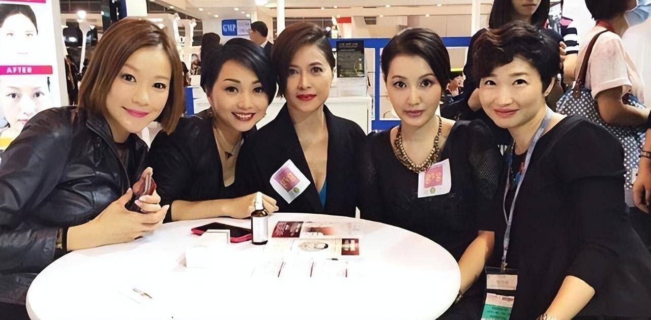 现在黄纪莹的生意已经扩展到内地这边,而她本人无论走到哪里,都堪称活