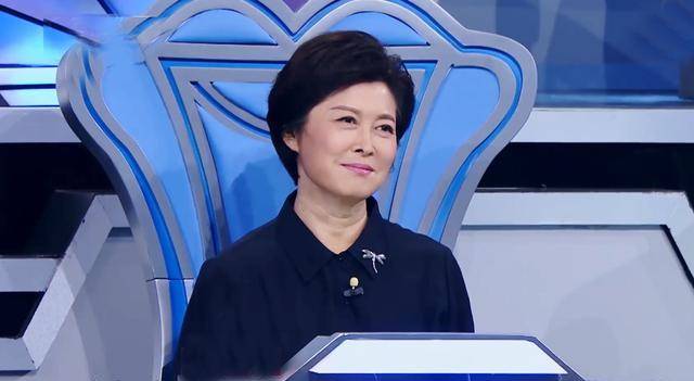 主持人大赛:秦新民打分忽高忽低抢镜,鲁健严苛,敬一丹被赞公正_选手