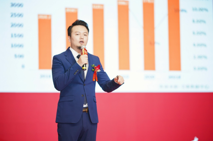 (牵手一生全国门店事业部总经理张丁文先生)会间,进行牵手一生的任命