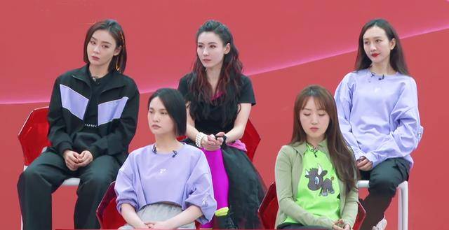 那英组带来歌曲《我对我》,那英,李菲儿,周笔畅,孟佳和李斯丹妮5人