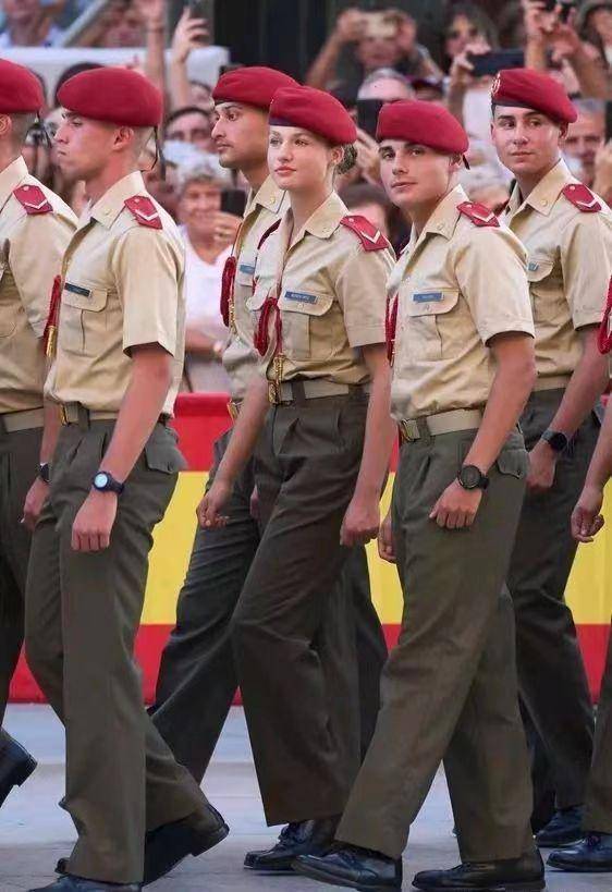 大公主莱昂诺尔西班牙衣:莱蒂齐亚妈妈赢了,却输给了小16岁的妹妹