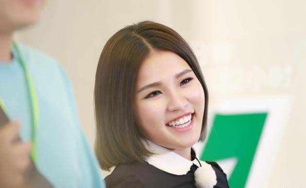 其实一开始谢依霖出道的时候就面临着很多的争议,因为她长相并不是