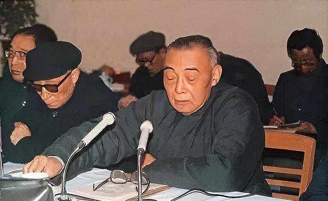 江渭清受到很大冲击,被扣上"江苏头号走资派",白天黑夜被批斗,获得"