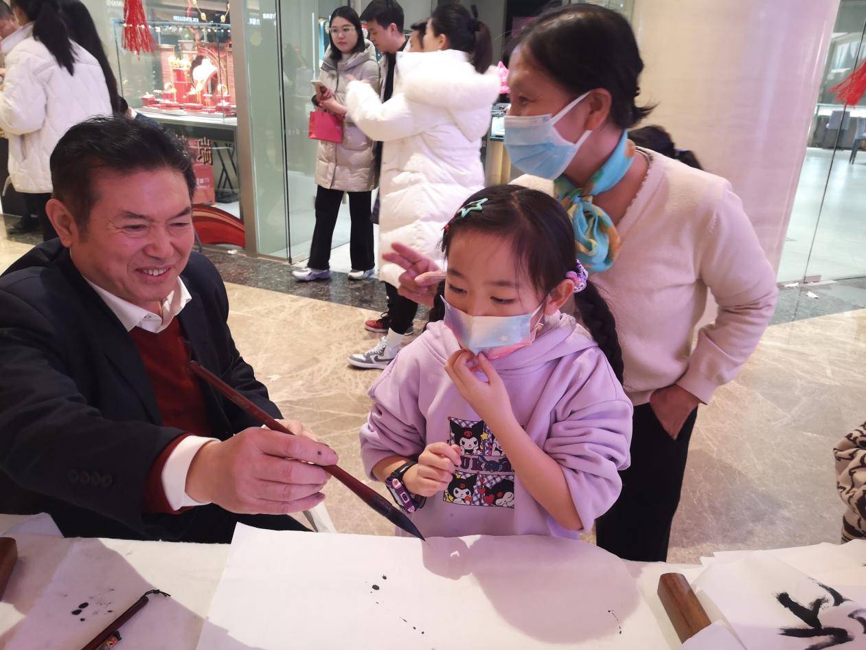 中名联书画培训图片说明:中名联签约书法家杨新民应华联商厦邀请和中