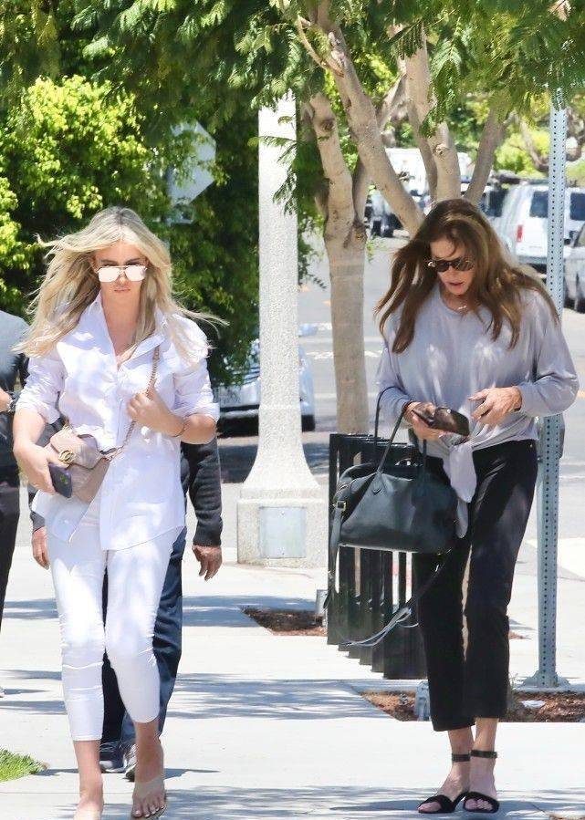 卡戴珊72岁变性爸爸亮相,骨骼变形青筋突兀,26岁女友香肠嘴抢镜_造型