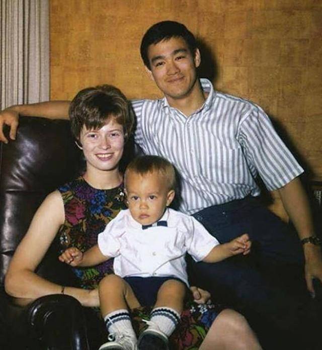 李小龙去世后,妻子被骗儿子被杀,唯一的女儿李香凝现状如何?
