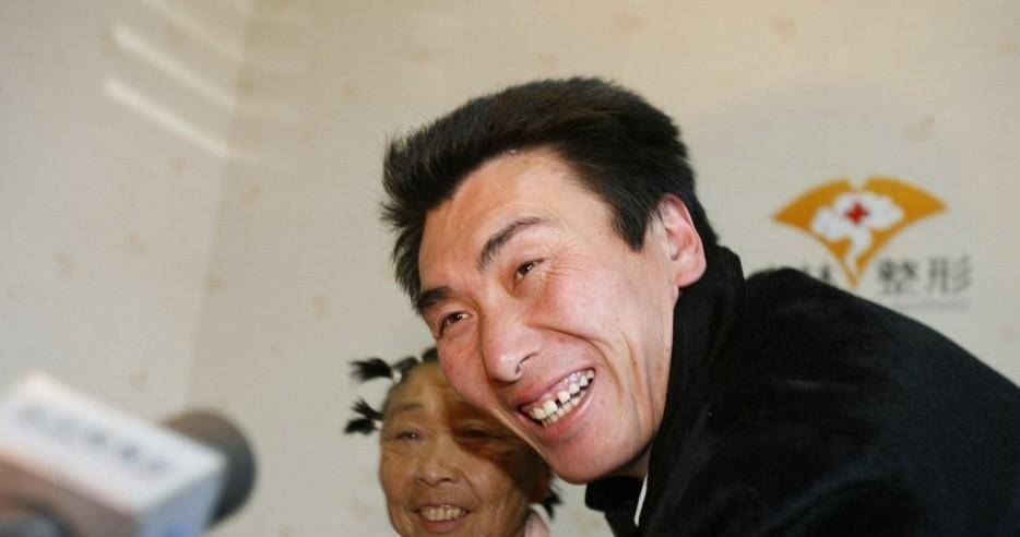 住迷了心窍,于是又赶忙安排了三个年轻漂亮的女孩子来跟自己儿子相亲