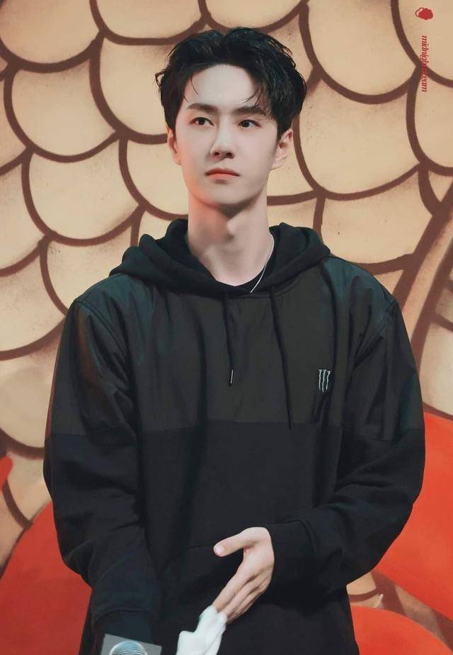 王一博空降南宁,线下活动放肆张扬,引路人驻足围观_品牌_地铁_形象