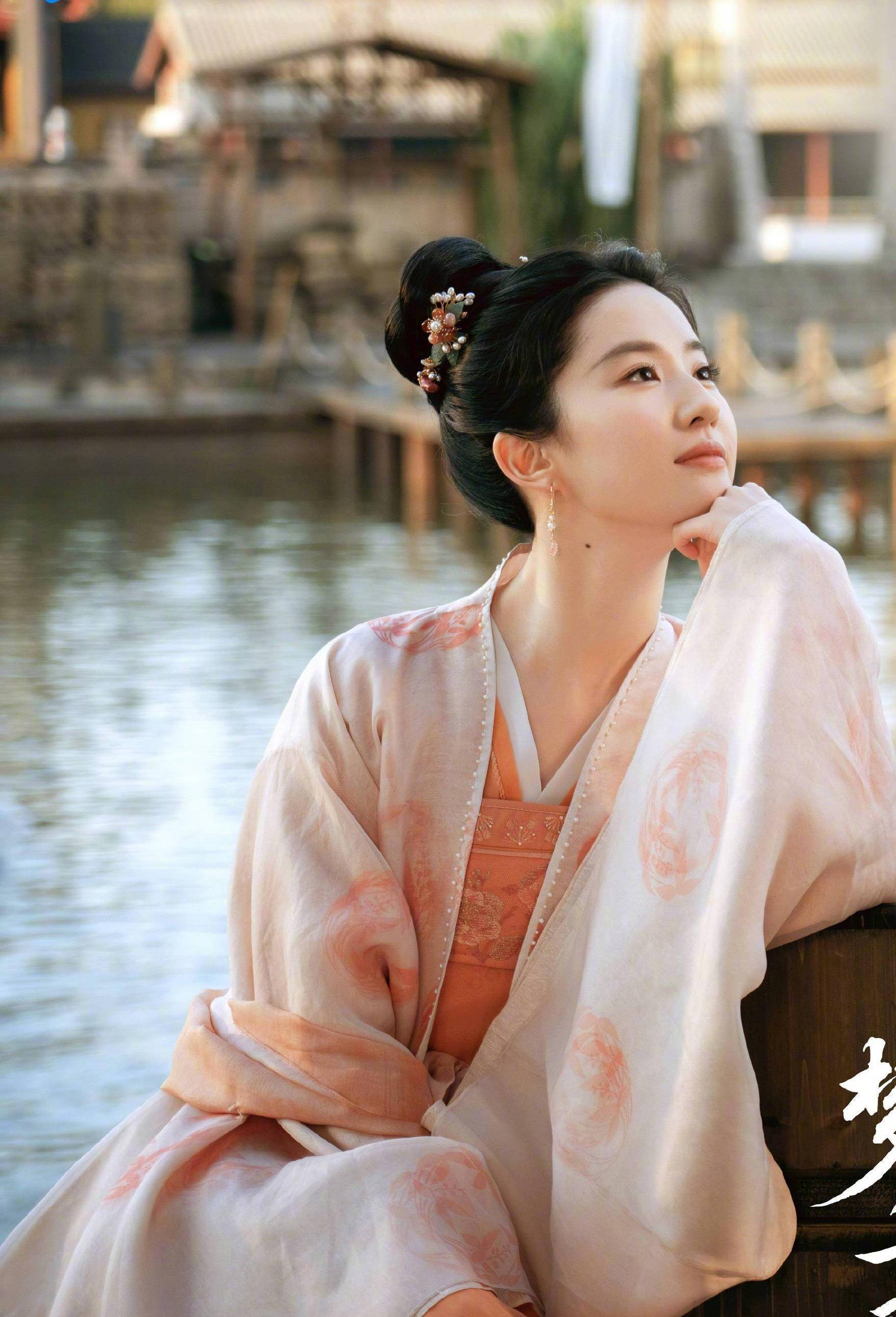 刘亦菲素颜出镜,穿条纹睡衣像病号服,和好友一起聚餐喝红酒_照片_姐姐