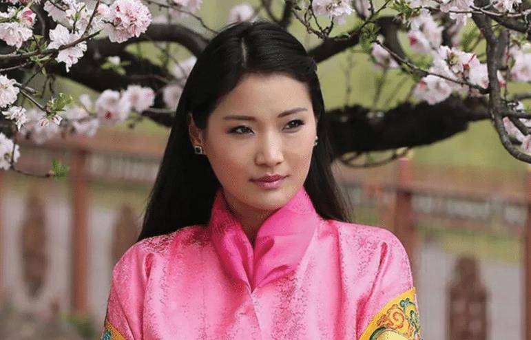不丹大王母好苦:和3个妹妹一起嫁给王储,儿子没继位女儿被离婚_旺姆