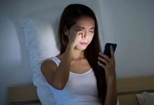 睡觉之前,经常躺在床上关灯玩手机,或许会给你带来这3个变化!