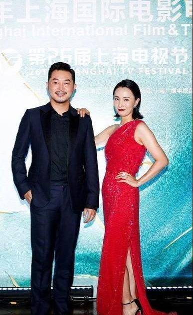 马伊琍抹胸裙性感梅婷保守,闫妮斗篷裙霸气了_的设计_秦海璐_刺绣