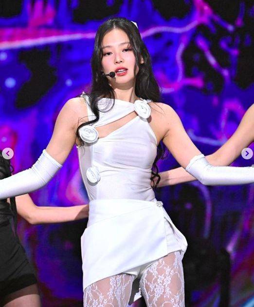 jennie穿白蕾丝袜对镜自拍,意外曝光更衣室,环境脏乱差不忍直视_舞台