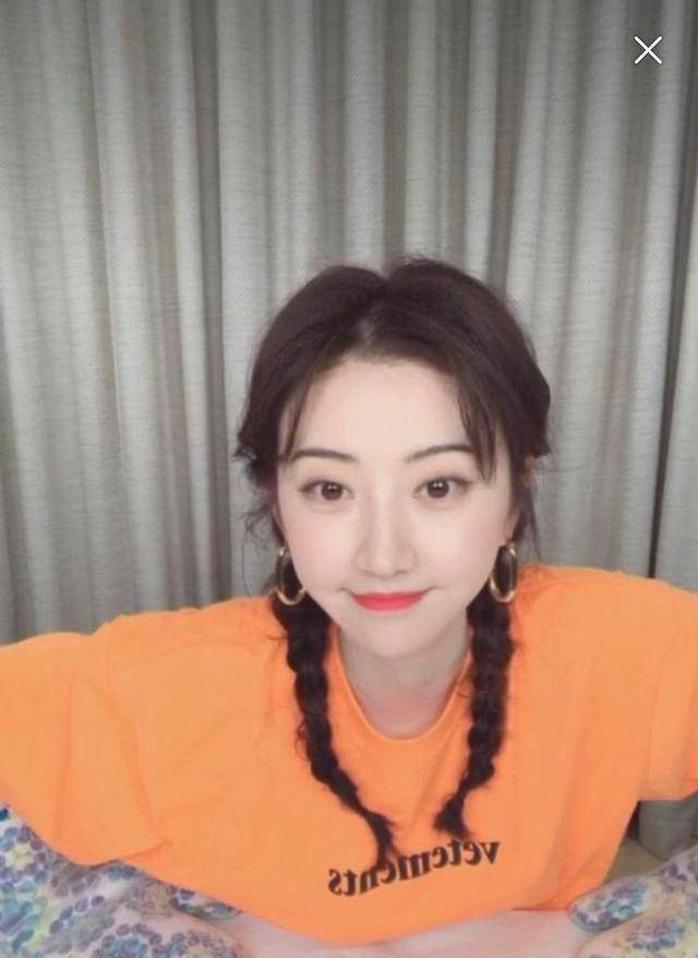 穿橙t配双马尾美回18岁,自拍神似杨蓉_时候_蛋奶酥_女神