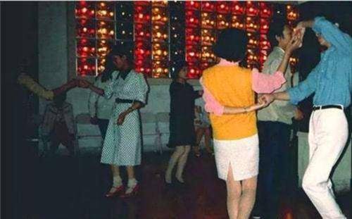 广州"第一美女毒贩"方晓红落网记_毒品_周某_男人