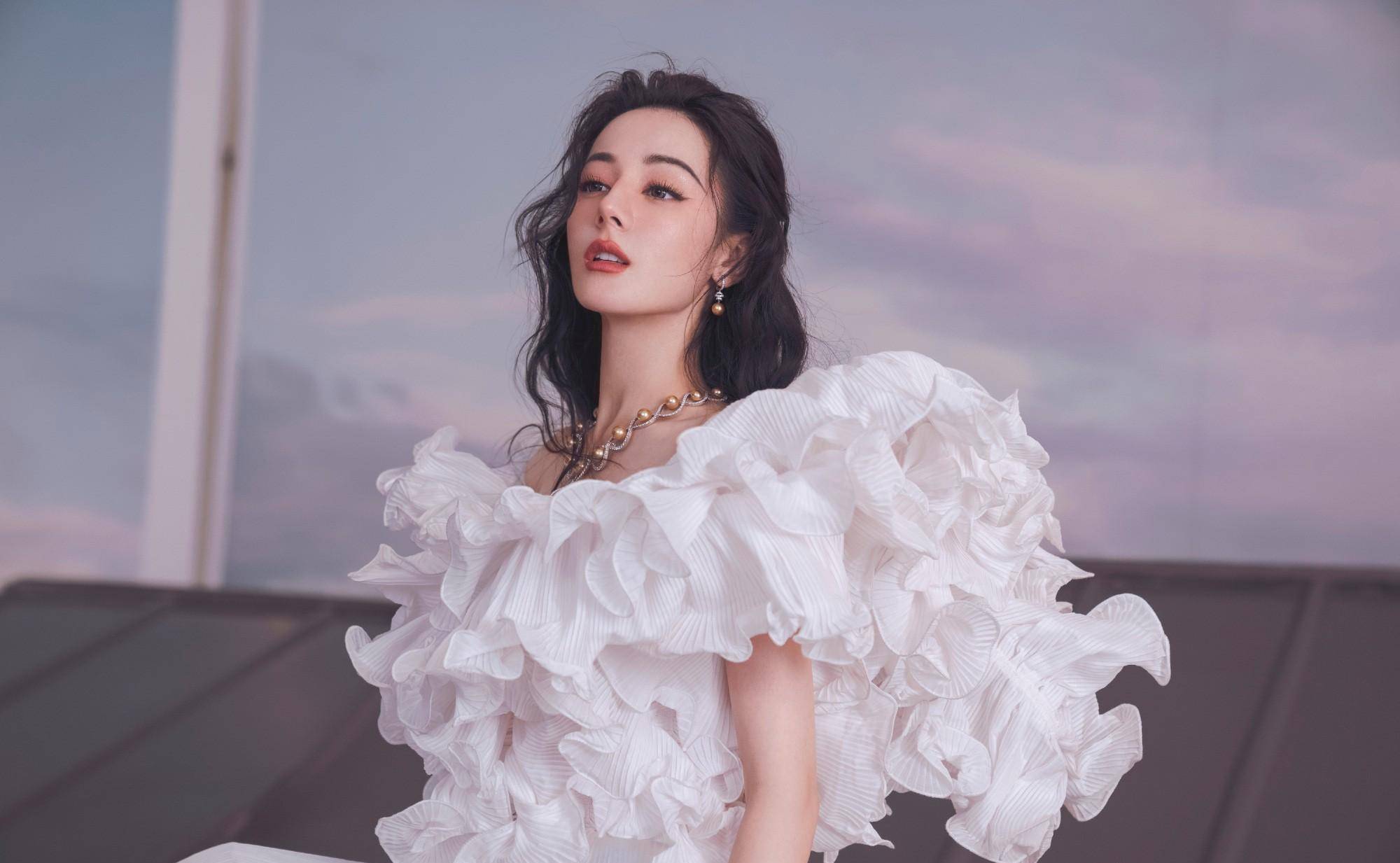 迪丽热巴,杨紫顶峰相见,白鹿资源飞升太强势_李一桐_人气_鞠婧祎