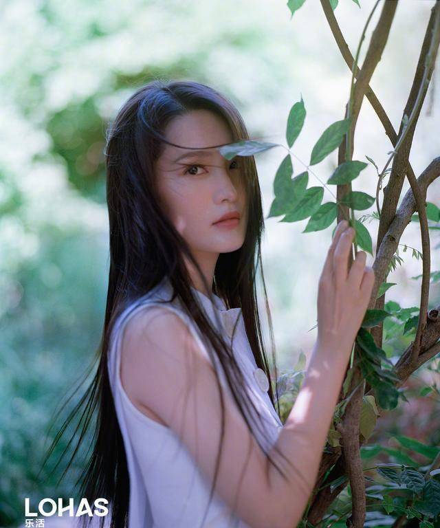 新刊黑长直发化身森系女神,笑起来甜度都爆表_气质_显得_衬衫