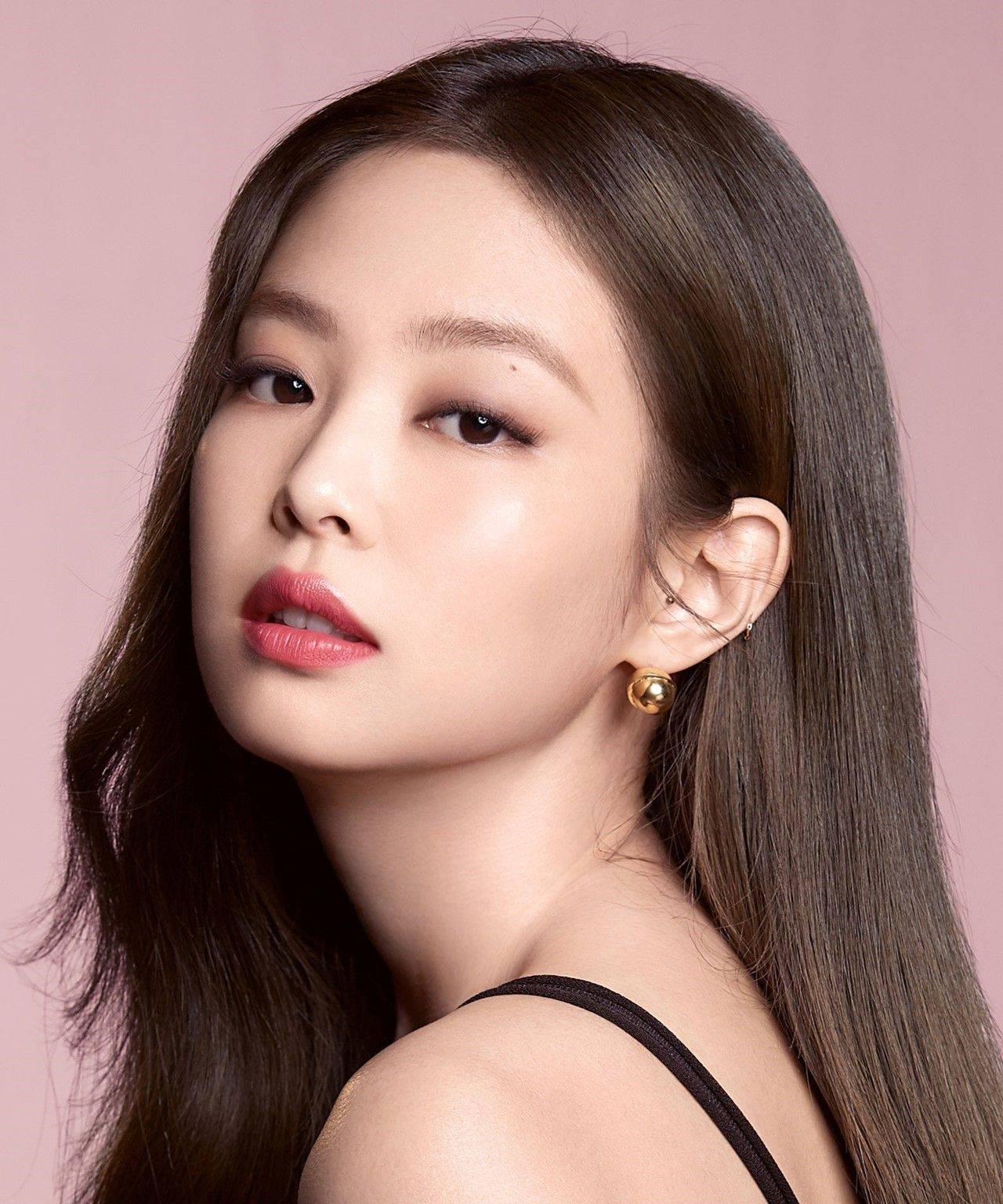 然而,jennie并非仅仅是一个外表出众的偶像,她在业务能力方面同样表现
