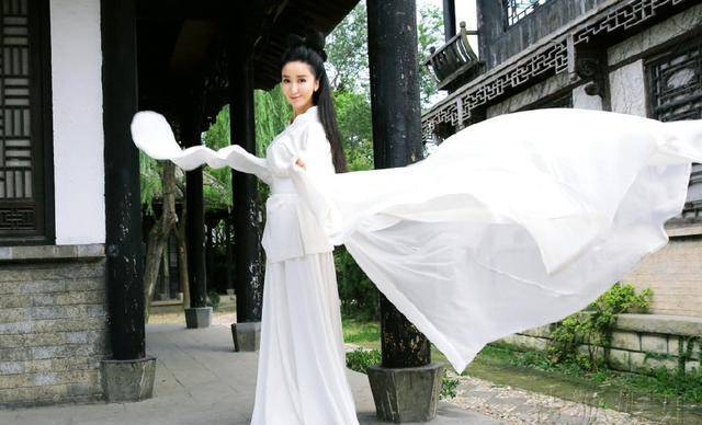 娄艺潇一袭白衣飘飘不食人间烟火的仙女.