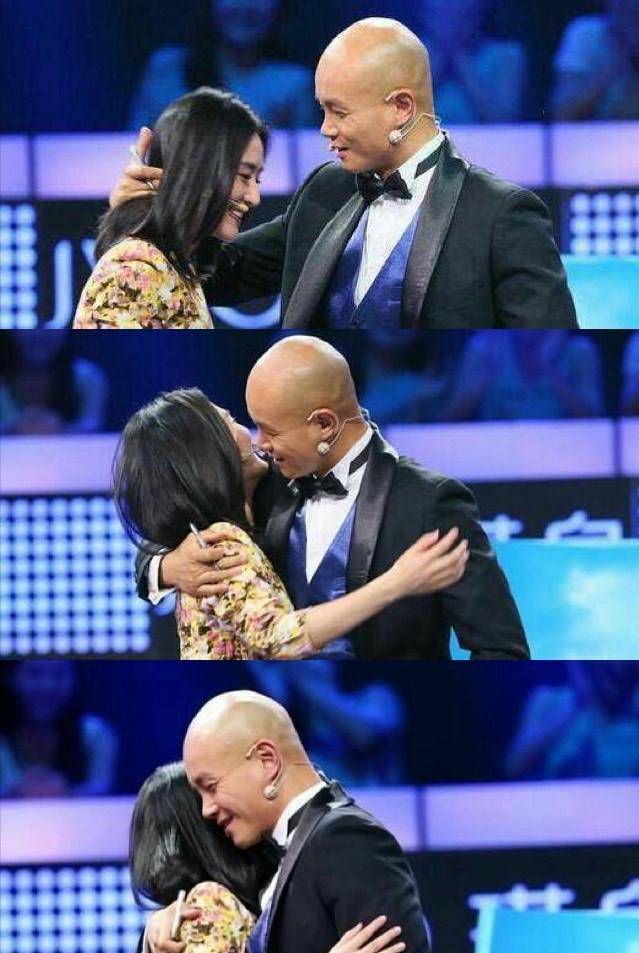 还不断抚摸谢娜的头发,场面一度非常尴尬还有,在乐嘉和宁静参与的一档