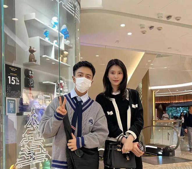 住赌王家中笑容满面,一家人很温馨_家庭_梁安琪_时光