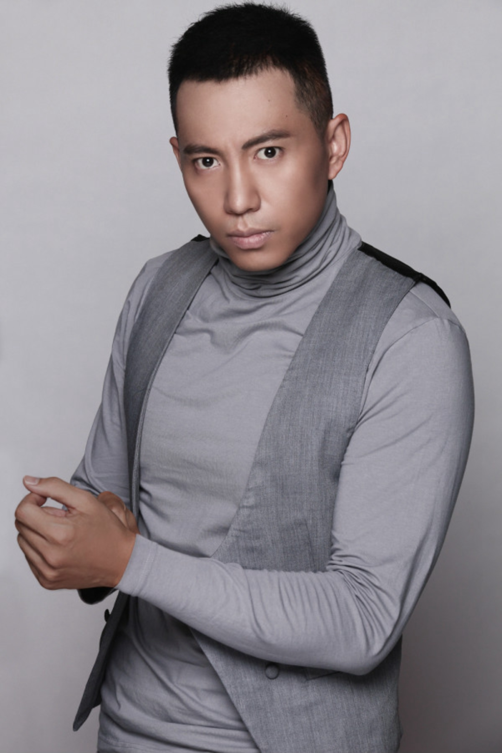 演员谷智鑫:34岁拍戏坠马瘫痪,女友照顾他10年,未办婚礼成遗憾_阿斯