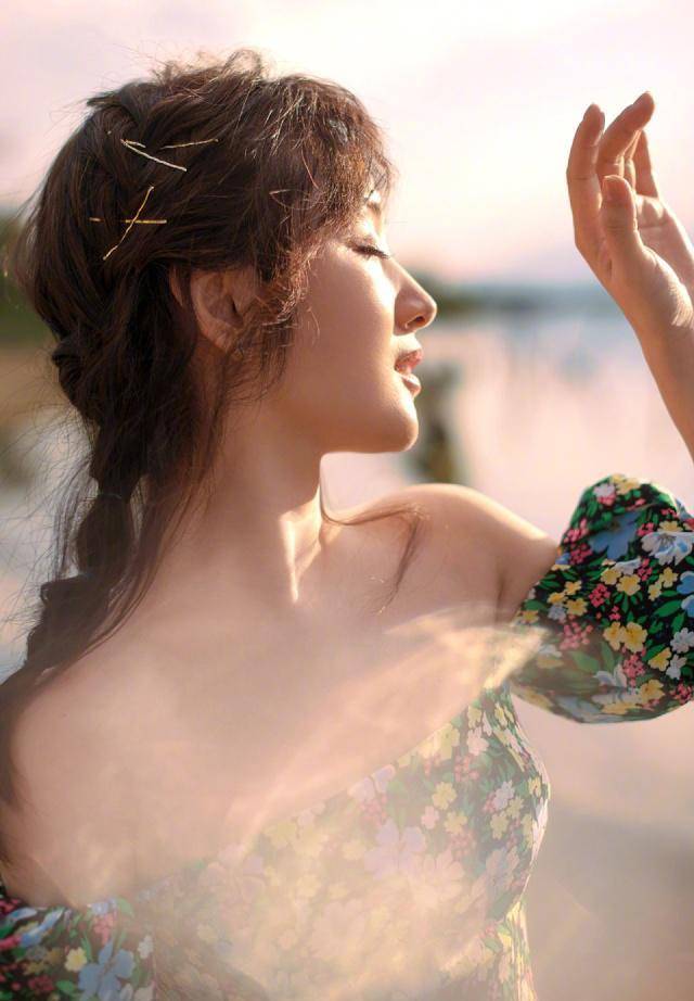 48岁杨钰莹晒美照,红唇浅笑宛若少女,网友称再不老我们就老了!