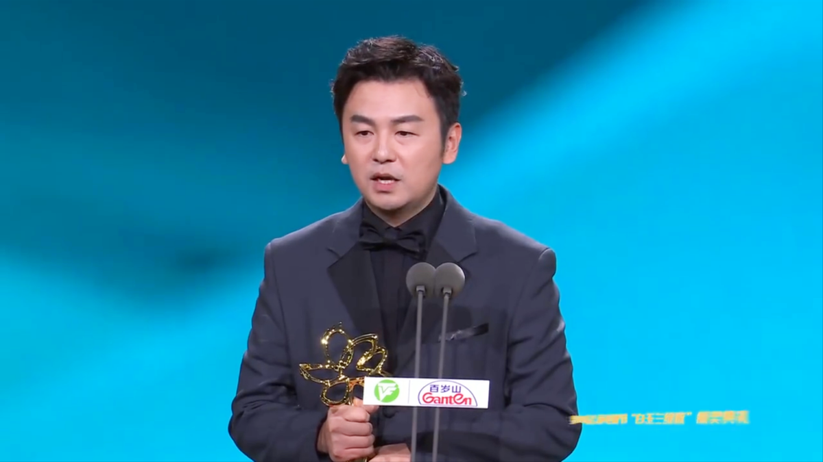 获得重量级奖项了,去年11月,他凭借《人世间》获得金鹰奖最佳男主角奖