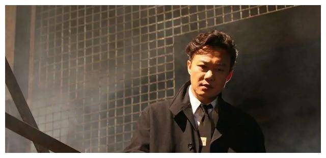 陈奕迅演唱会上模仿杨千嬅用桶喝水,画面非常搞笑,本尊幽默回应_音乐