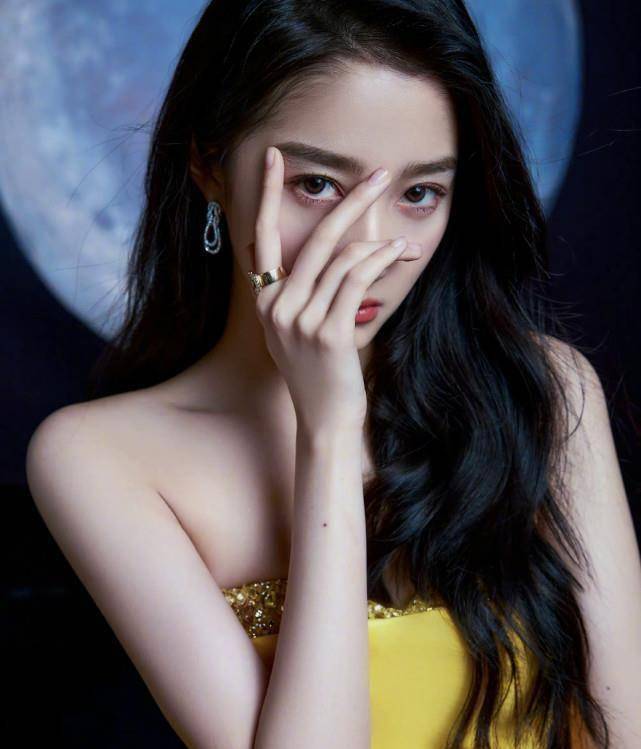 关晓彤一身黄色礼服凸显好身材,与鹿晗应援色遥相呼应
