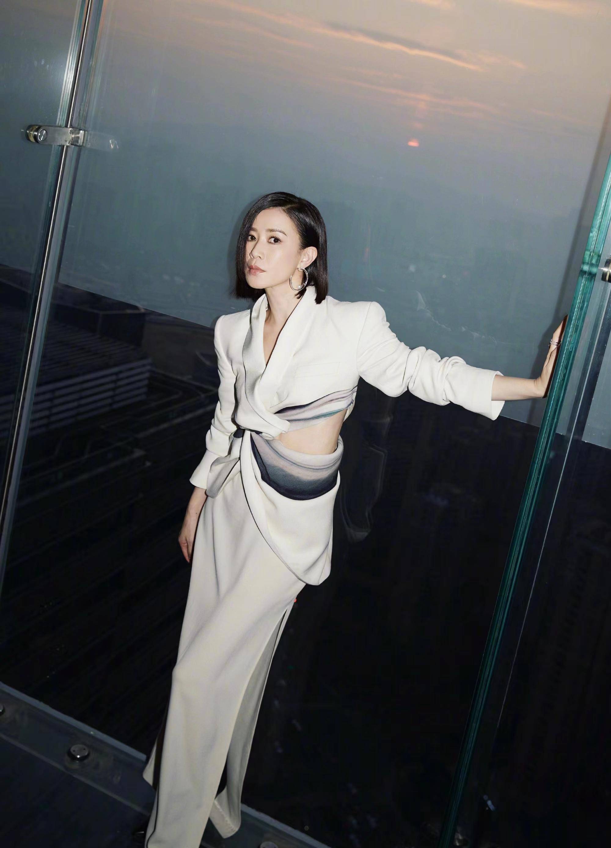 佘诗曼的造型真有个性,上衣"打个结"秀小蛮腰,时髦又显气质!