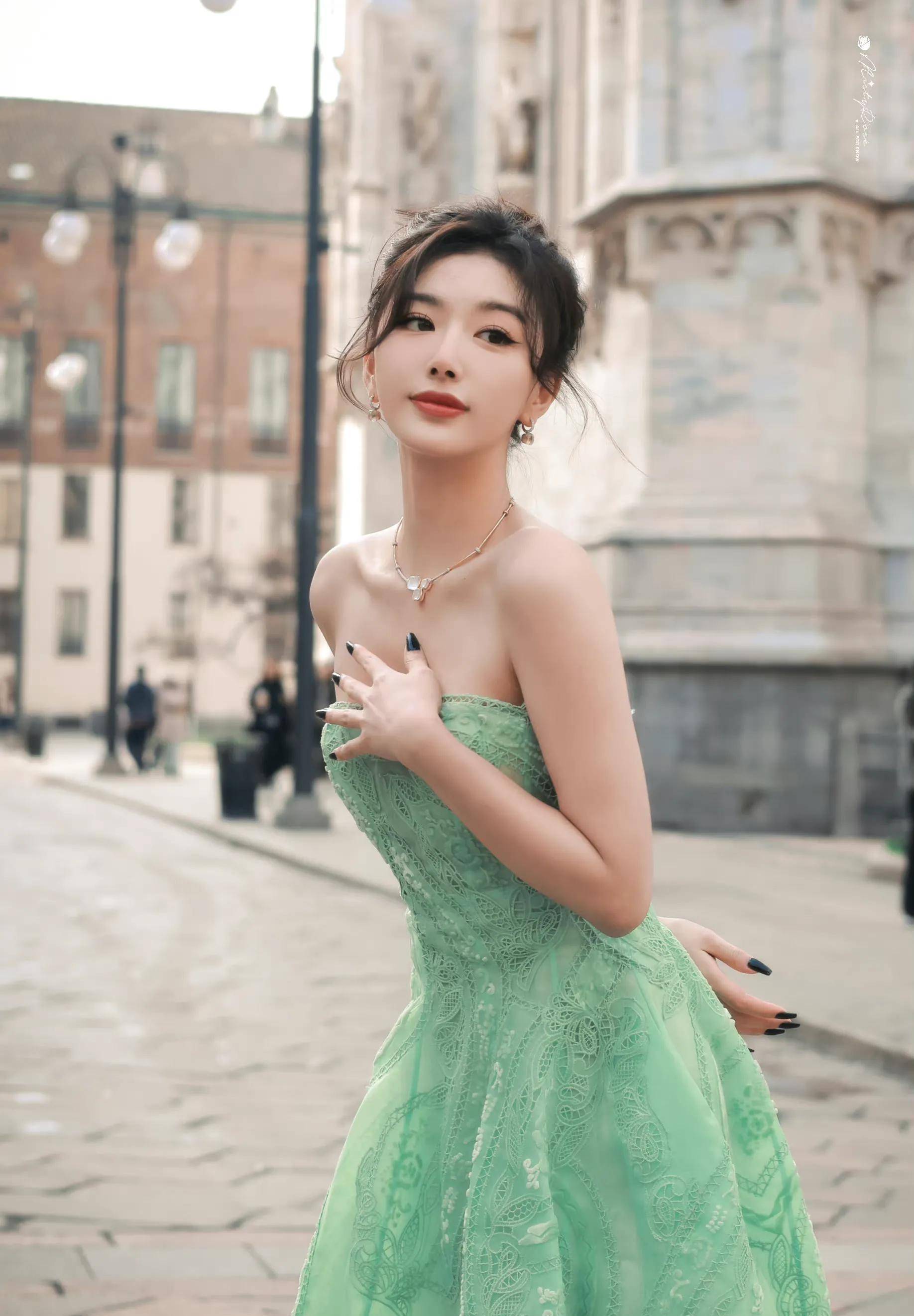 孔雪儿穿绿色抹身材镂空纱裙好惊艳,肤白貌国外色天香惹人爱_红心