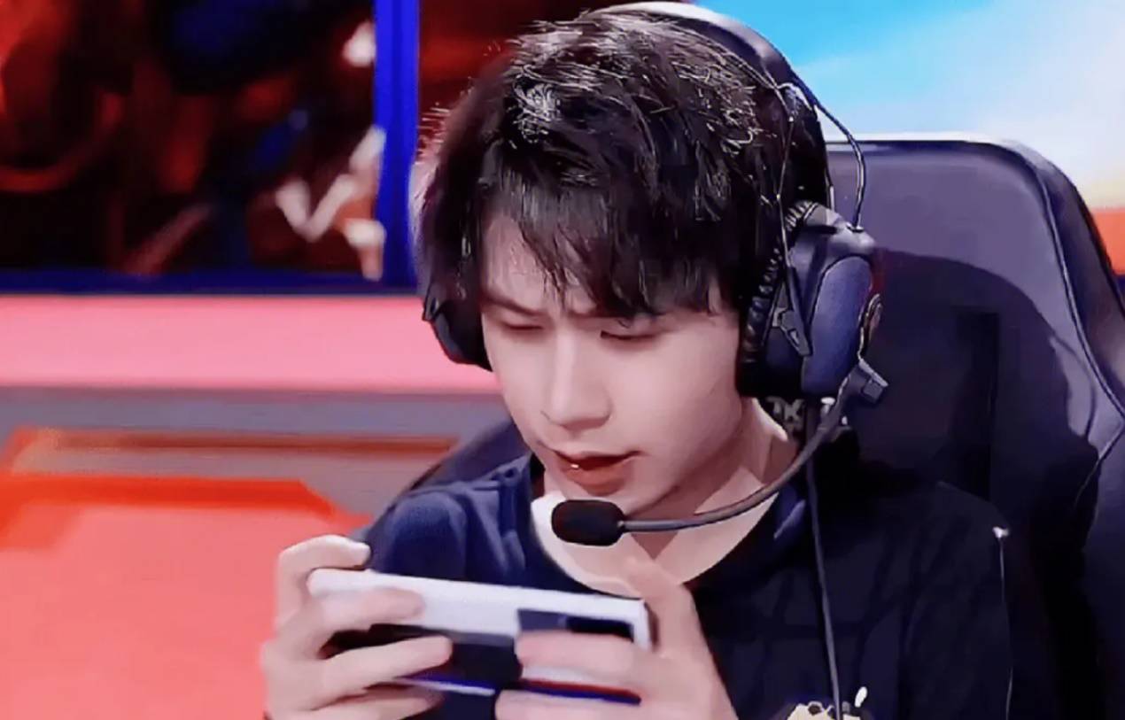 无畏在kpl春季赛前送fly礼物,网友扒出价值,不愧是fly好兄弟_选手_赛