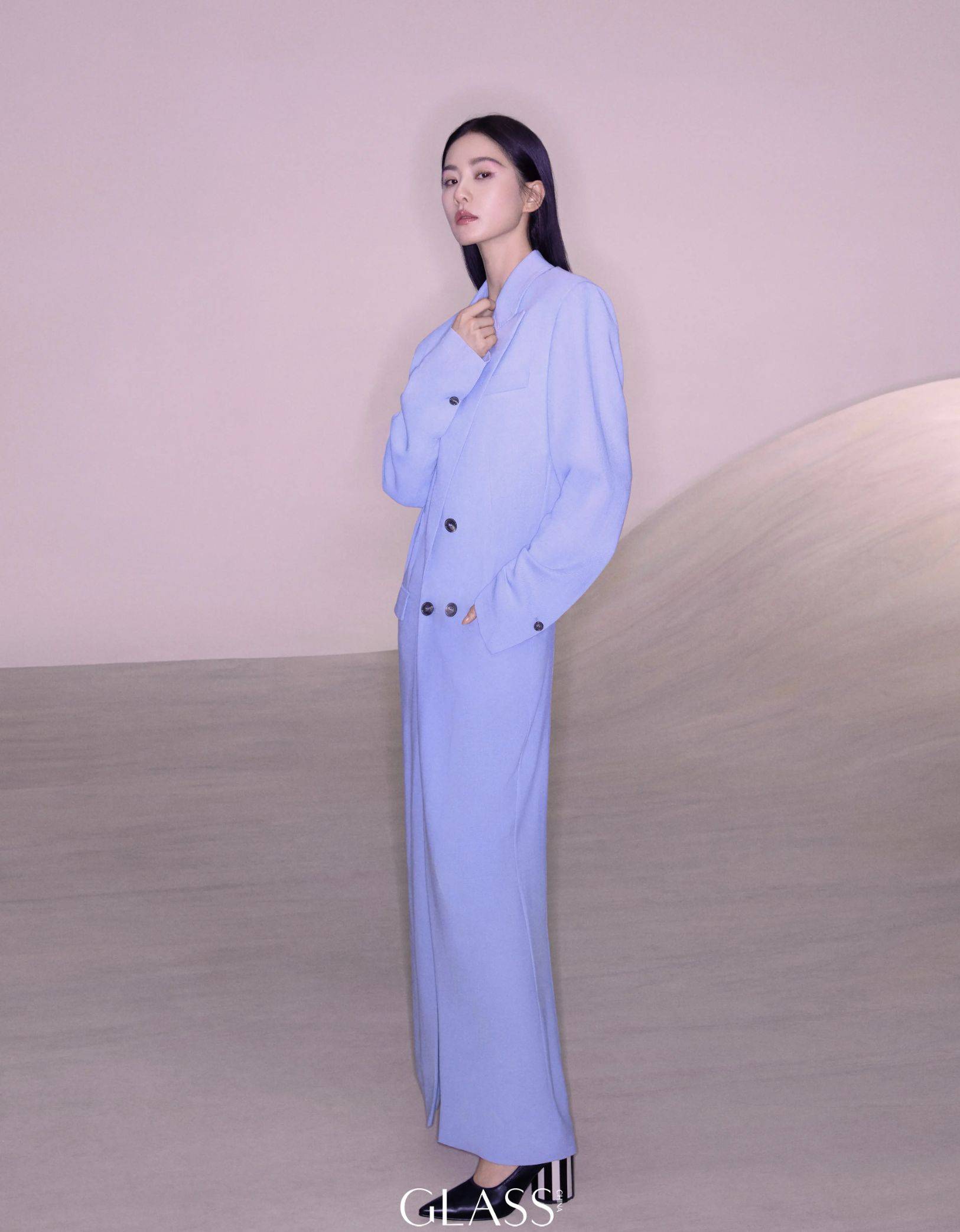 刘诗诗不仅展现了多变的造型,更是通过不同的服装搭配展现了她多面的