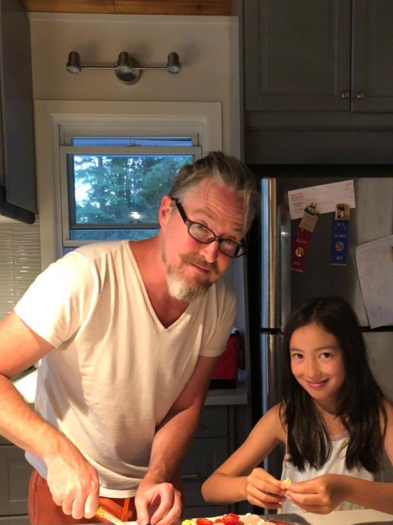 夏克立带女儿现身,被爸爸推着的夏天超幸福,安静甜笑的样子超美_小