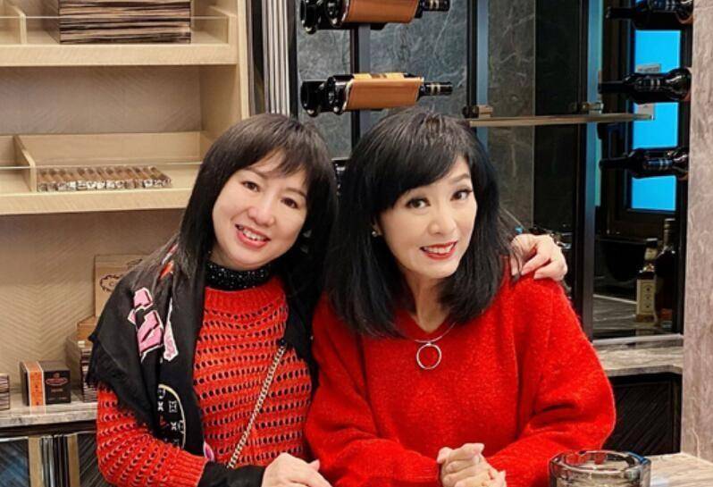 米雪这骨相真耐老,穿宽松毛衣仍有骨感身材,丝毫看不出实际年龄_造型