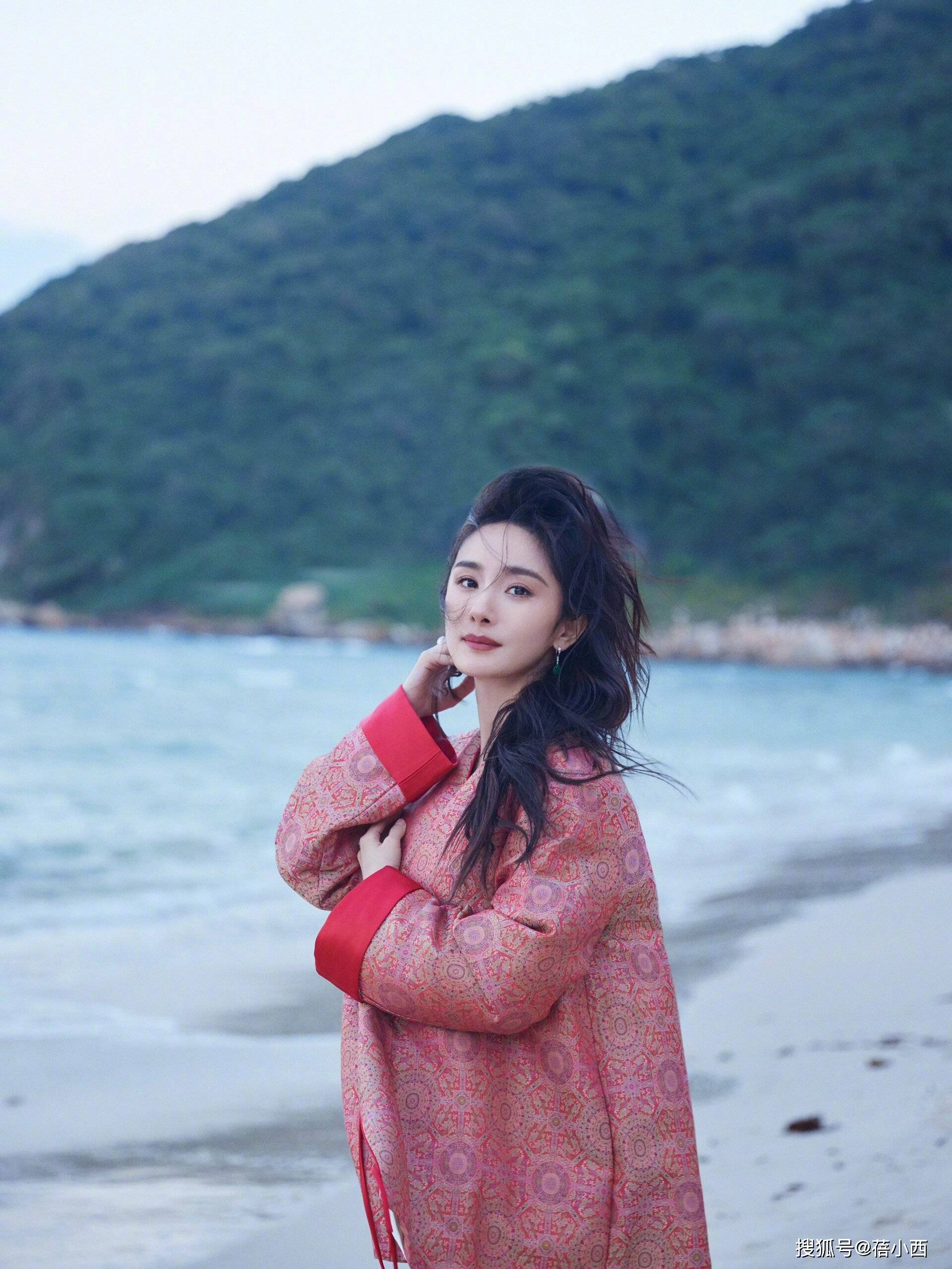 杨幂在海边带火了一种新中式穿法宋锦+吊带睡裙美艳又高级