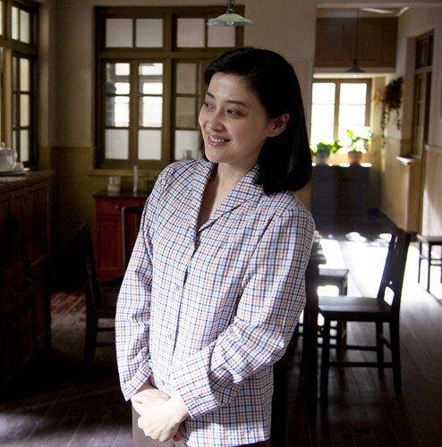 梅婷大方请员工吃日料,生图下的梅婷太显老,网友称赞贵在自然_皱纹