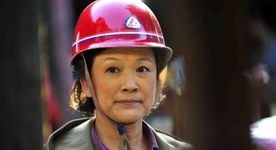 70岁宋春丽自曝为拍戏选择流产,却致终身不孕,收养女儿无怨无悔_孩子