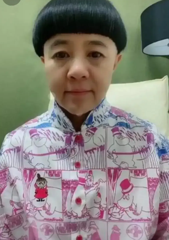 金龟子刘纯燕57岁仍装嫩?网友:她是我们永远的童年记忆!