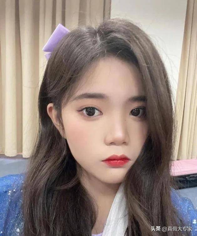 身高172cm,长相甜美的刘丽千小小年纪其实就经历了生活的各种磨难.