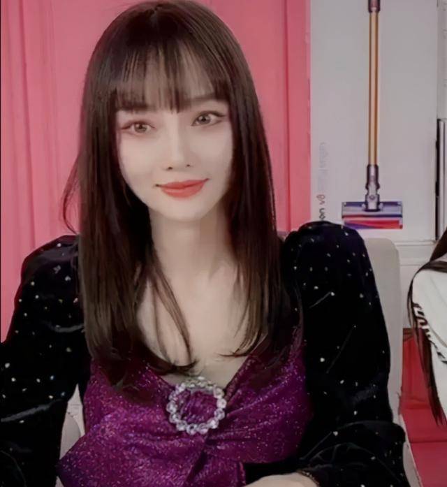 李小璐:你以为她失去了全世界,可她唱歌跳舞,依然在享受当下_贾乃亮