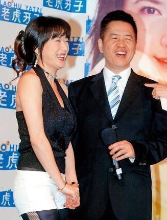 可是由于豪门那些繁琐的规矩,让戈伟如感觉浑身不自在,感觉不自由.