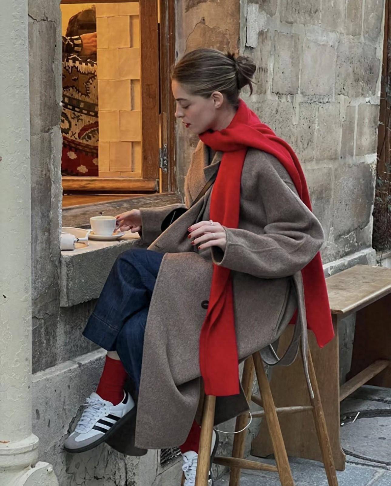 欧美ins博主掀起的风潮,初冬留白式穿搭,独属冬日里的一抹红色_粉色