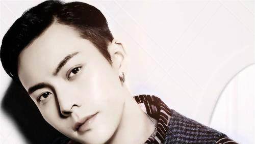 陈伟霆元旦后终于更博配图一小细节引发热议网友的留言亮点颇多_微博