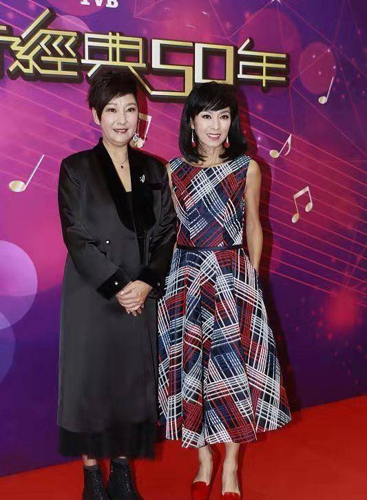 米雪姐妹罕见合体,身材干瘪腰没妹妹一半粗,雪梨一脸阔太样_女性_风格