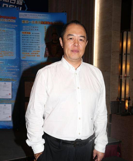 除了打电话,张铁林还给她不断地邮寄好吃的好玩的,訾晓敏很快就被攻陷