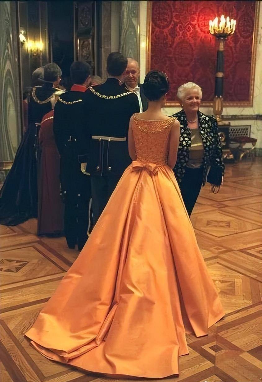 王室女性橙色礼服大赏 如何穿成一颗五彩缤纷的大橙子?